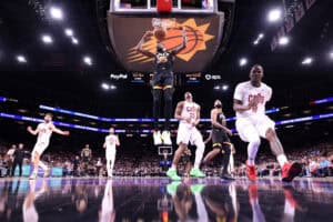 PHOENIX, ARIZONA - MARCH 21: Kevin Durant #35 of the Phoenix Suns dunks during the second half against the Cleveland Cavaliers at PHX Arena on March 21, 2025 in Phoenix, Arizona.